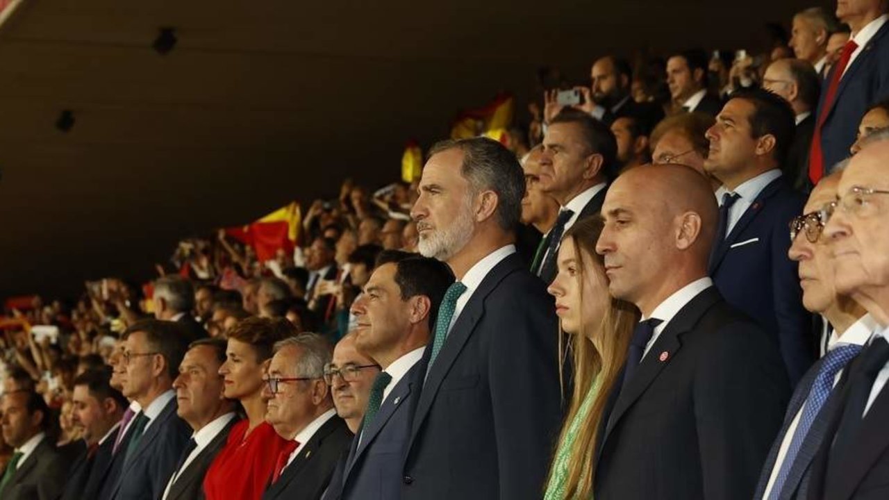 Felipe VI escucha el himno de España en la final de la Copa del Rey (Foto- Casa de S.M. el Rey). 