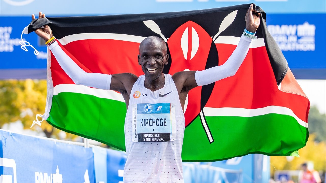 El atleta keniata Eliud Kipchoge durante la celebración de su victoria en el maratón de Berlín.