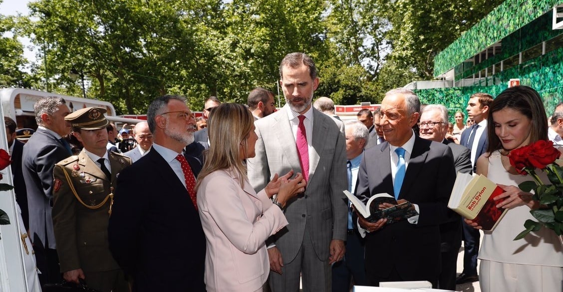 Resultado de imagen para fotos de la reina letizia inaugurando la feria del libro viernes 31 de mayo 2019
