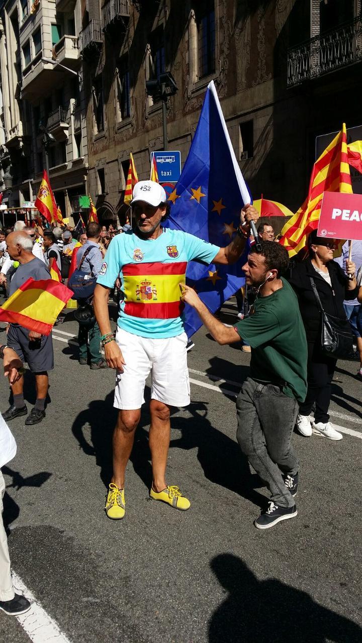 Manifestante contra la secesión de Cataluña
