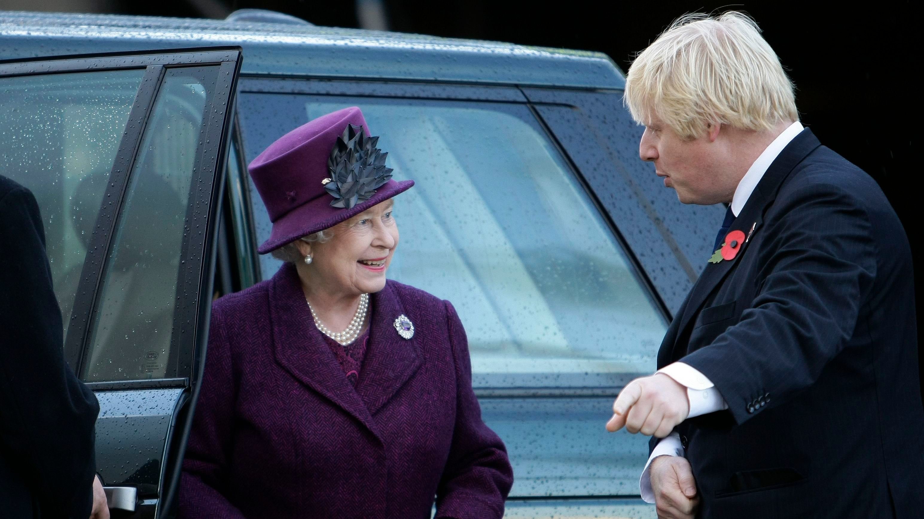 Премьер министр королевы. Боис Джонсон и Королева.