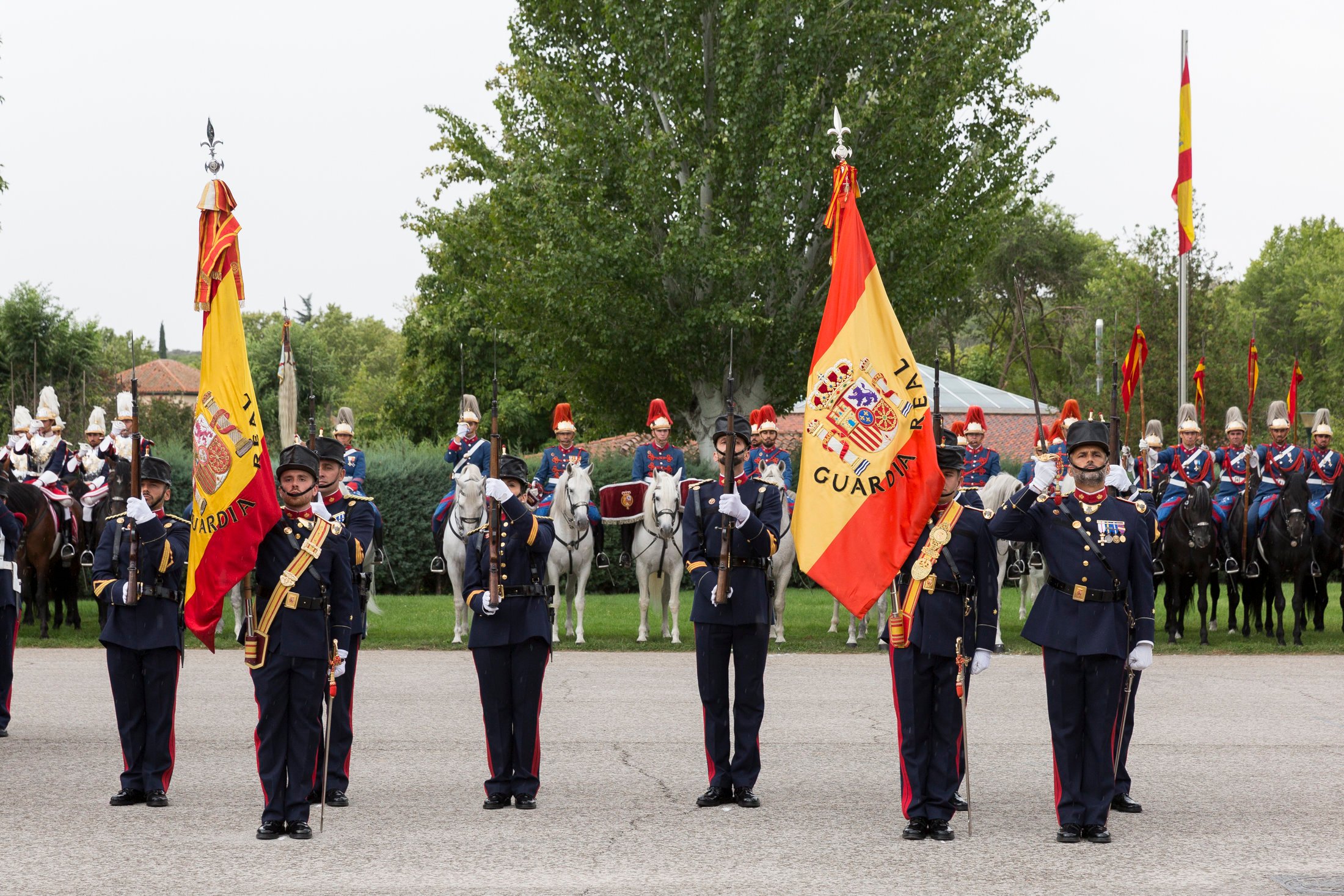 Las dos banderas en formación durante el acto de la Guardia Real.