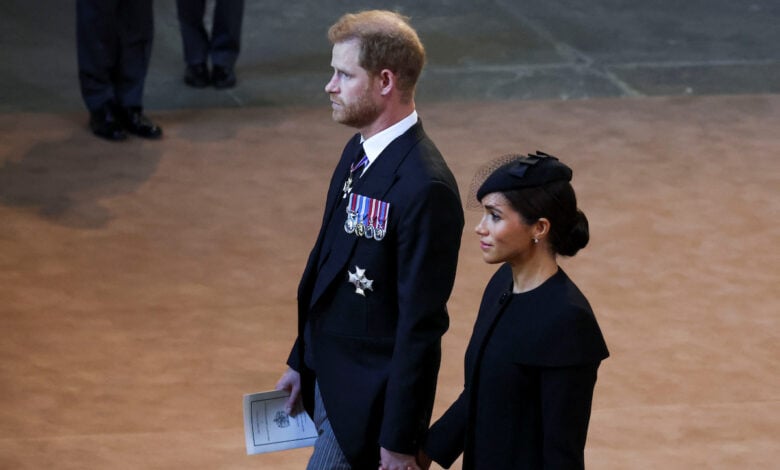 El Príncipe Harry y Meghan Markle en el funeral a Isabel II. Foto: Twitter.