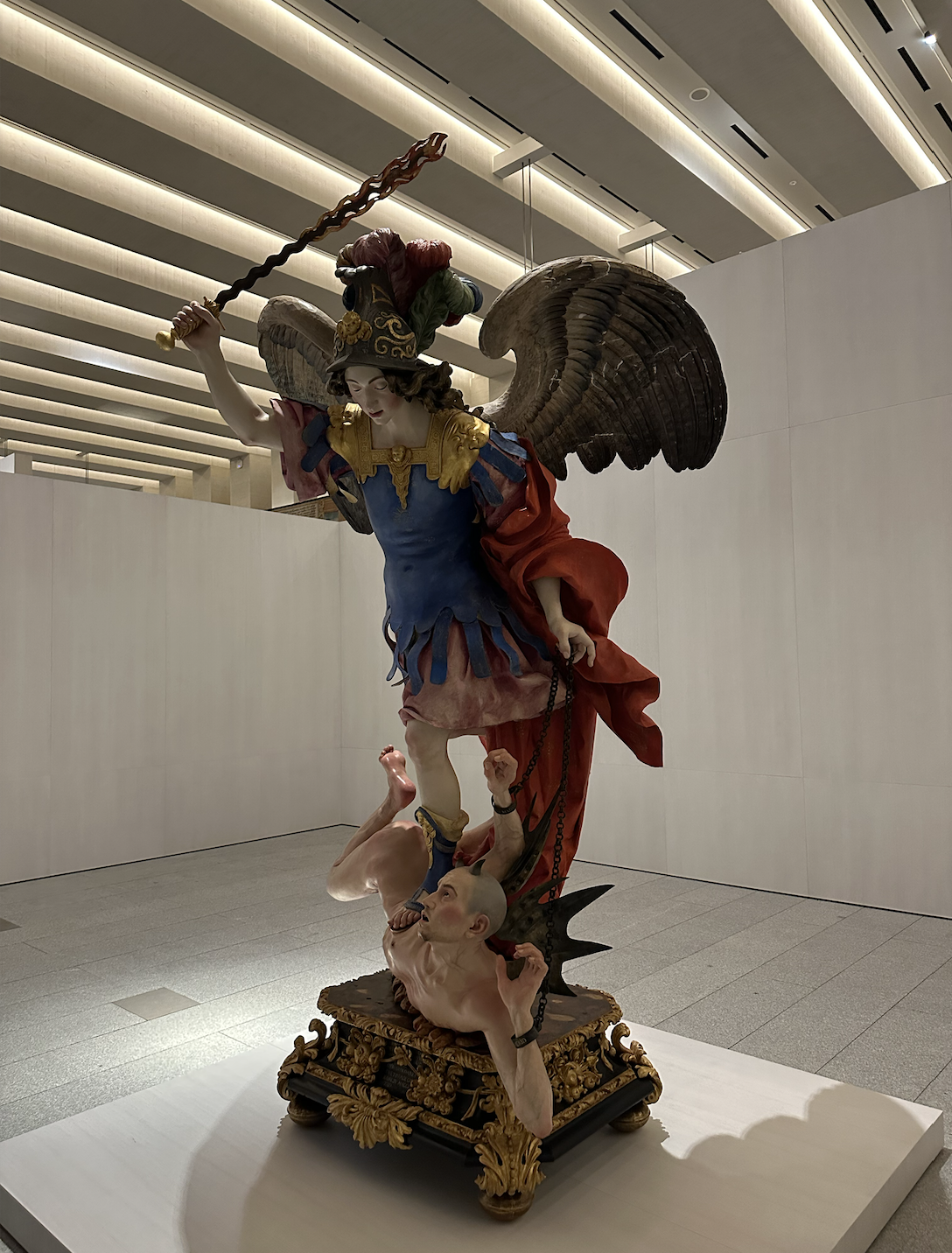 “El arcángel San Miguel venciendo al demonio” causa emoción entre los medios de comunicación y la directora Ana de la Cueva. Foto: Sandra C. Ramiro.