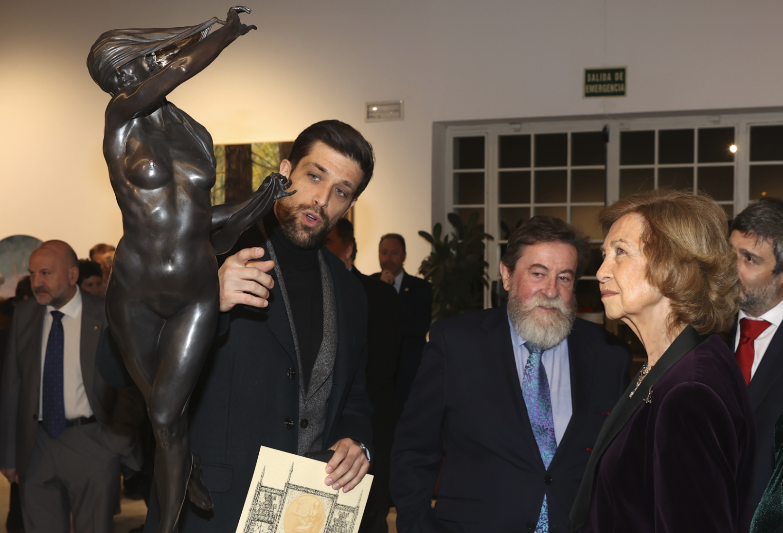 El 58 Premio Reina Sofía de Pintura y Escultura de 
@AEPEMadrid
 ha recaído en la escultura titulada “Noche”, de César Orrico. 

Tras la entrega del premio, la Reina Sofía ha visitado las obras finalistas y ganadora en la exposición de esta edición.