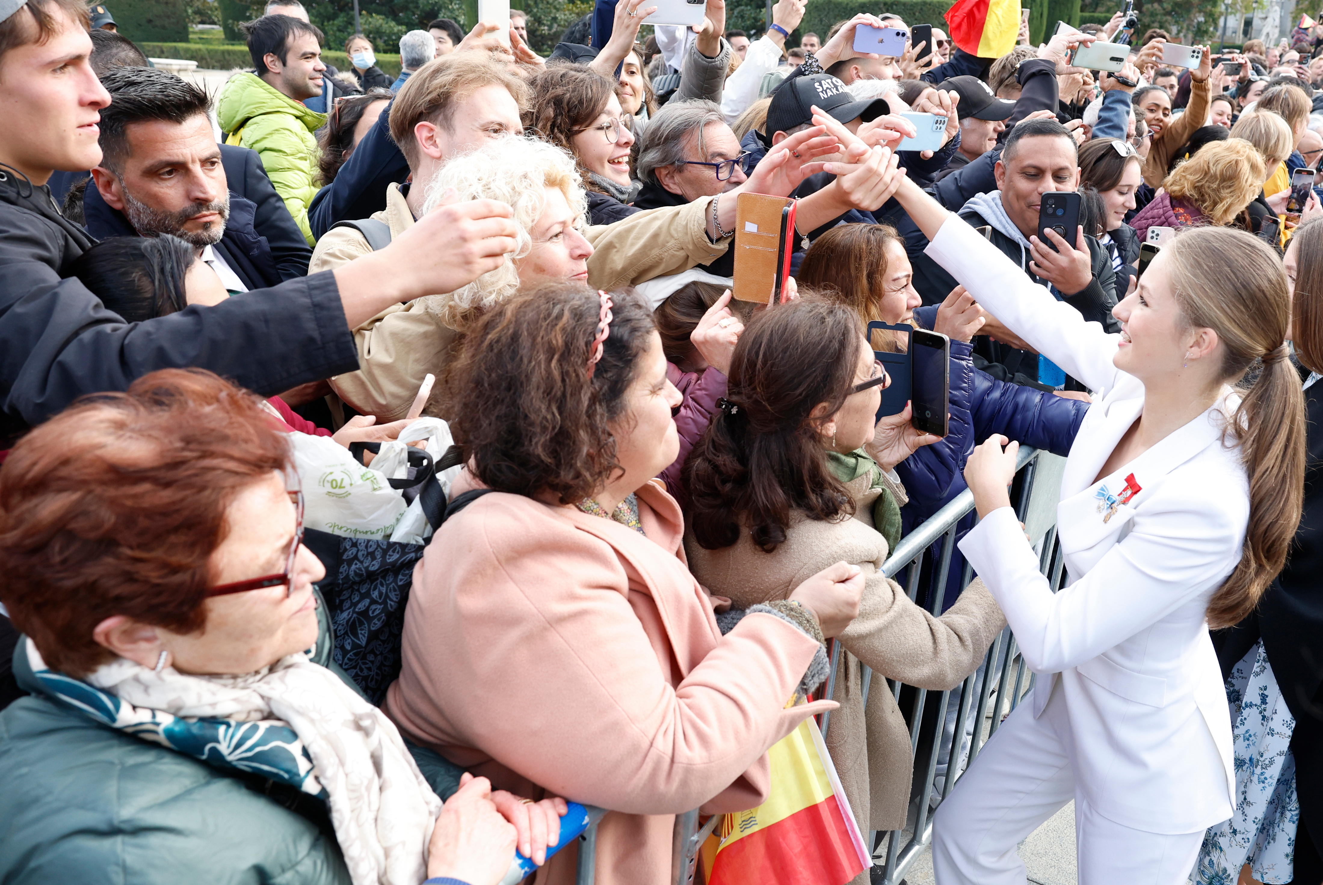 Su Alteza Real la Princesa de Asturias con ciudadanos en la calle tras el acto de
juramento de la Constitución Española. (31 de octubre de 2023). Foto: Casa Real.
