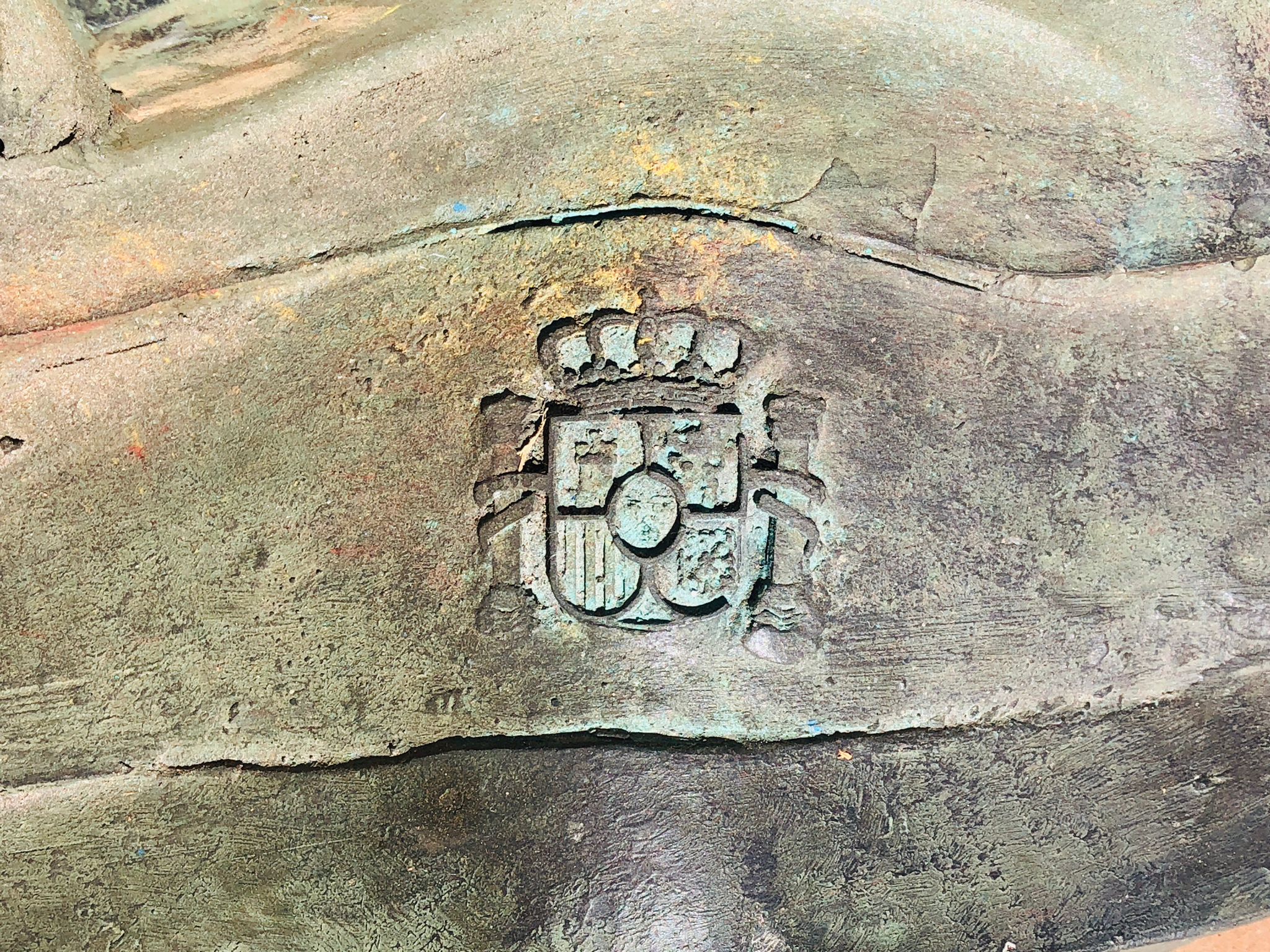 Detalle de la base del busto de Felipe VI.