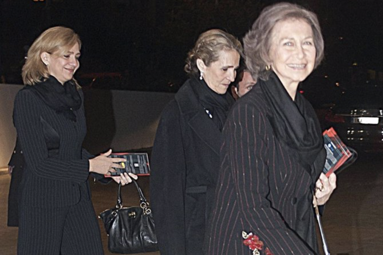 Elena y Cristina junto a la reina Sofía en una foto de archivo. Europa Press.