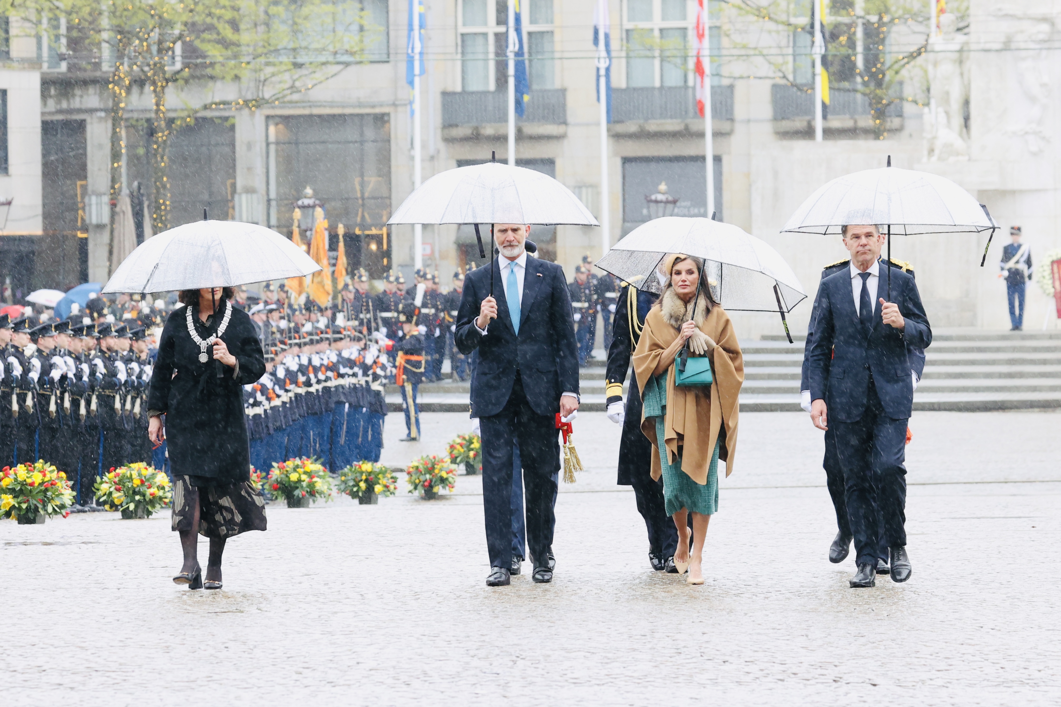 Los Reyes participan en la ofrenda floral ante el Monumento Nacional de la Plaza Dam de Ámsterdam y guardan un minuto de silencio en memoria de las víctimas de la II Guerra Mundial.