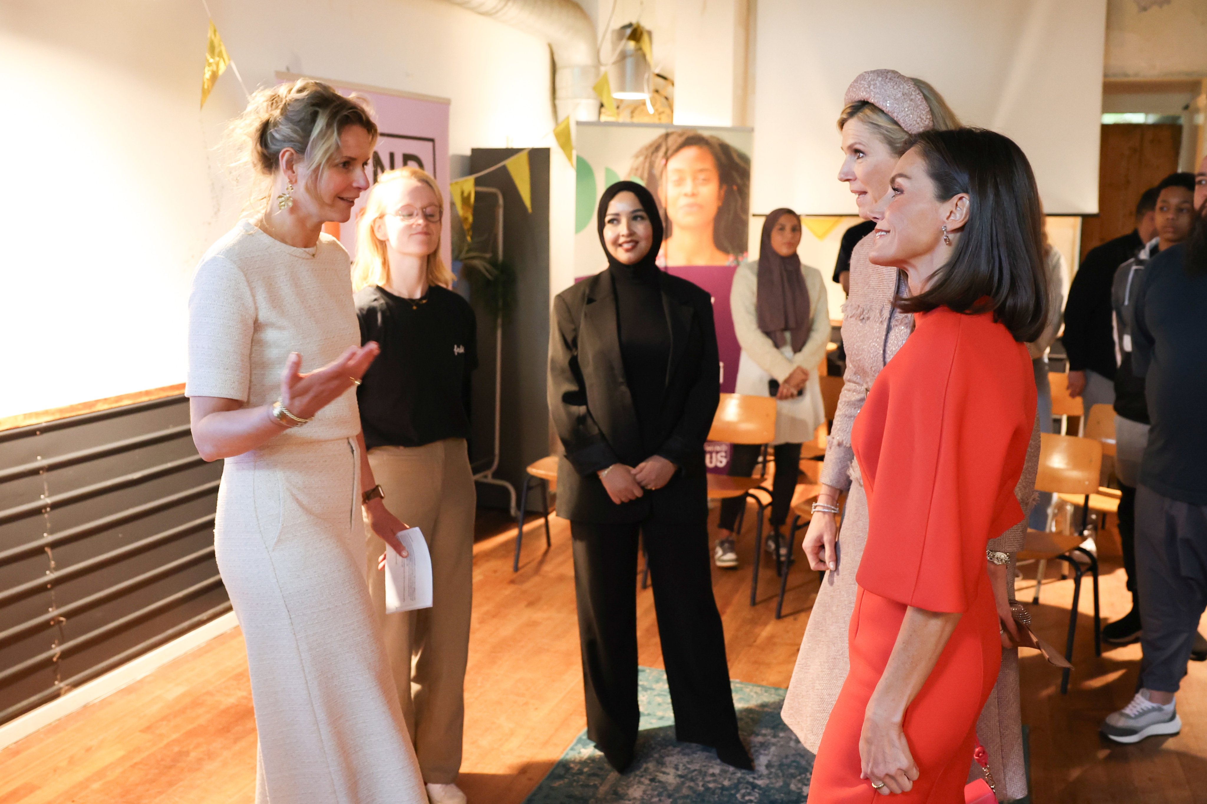 🇳🇱 La Reina y la Reina Máxima de los Países Bajos visitan el proyecto social LAB6, destinado a ofrecer oportunidades de desarrollo en el ámbito creativo y social a los jóvenes de Ámsterdam.