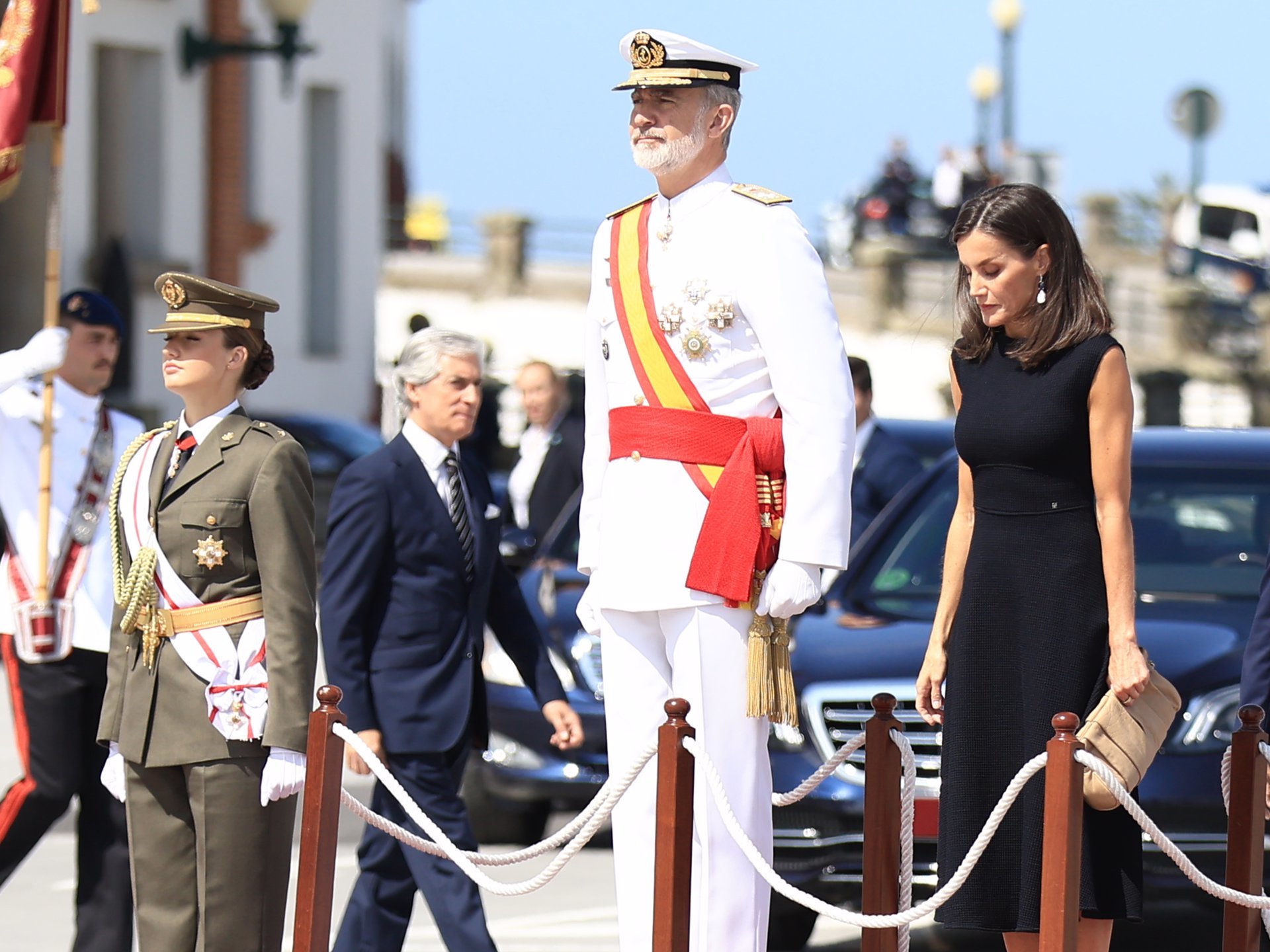 (I-D) La princesa Leonor, y los Reyes Felipe VI y Letizia presiden el acto de entrega de Reales Despachos a los nuevos oficiales de la Armada, a 16 de julio de 2024, en Marín, Pontevedra, Galicia (España). El acto de entrega de Reales Despachos a los nuevos oficiales de la Armada coincide con la celebración de la festividad del Día del Carmen, patrona de la Armada española. Los nuevos oficiales de la Armada son los encargados de ejercer el mando de las unidades de la Fuerza y del Apoyo a la Fuerza de la Armada, ya sea a bordo de los buques o submarinos, de los cazas y helicópteros de la Flotilla de Aeronaves, como formando parte de las unidades de operaciones especiales de la Fuerza de Guerra Naval Especial.
16 JULIO 2024;MARÍN;PONTEVEDRA;ENTREGA REALES DESPACHOS;NUEVOS OFICIALES
Beatriz Ciscar / Europa Press
16/7/2024