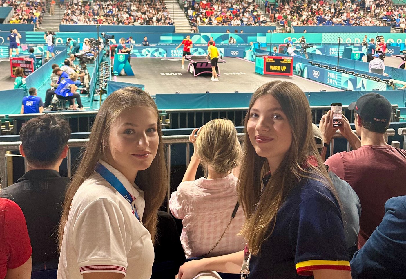 La Princesa Leonor y la Infanta Sofía en un momento del partido de tenis de mesa. © Casa de S.M. El Rey. 

Estadio París Sur Arena. París (Francia), 30.07.2024